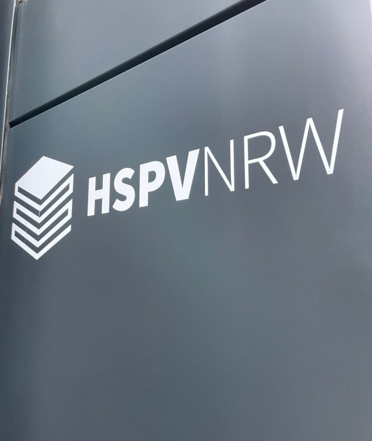 Logo von HSPV NRW mit grafischem Stapelmuster.